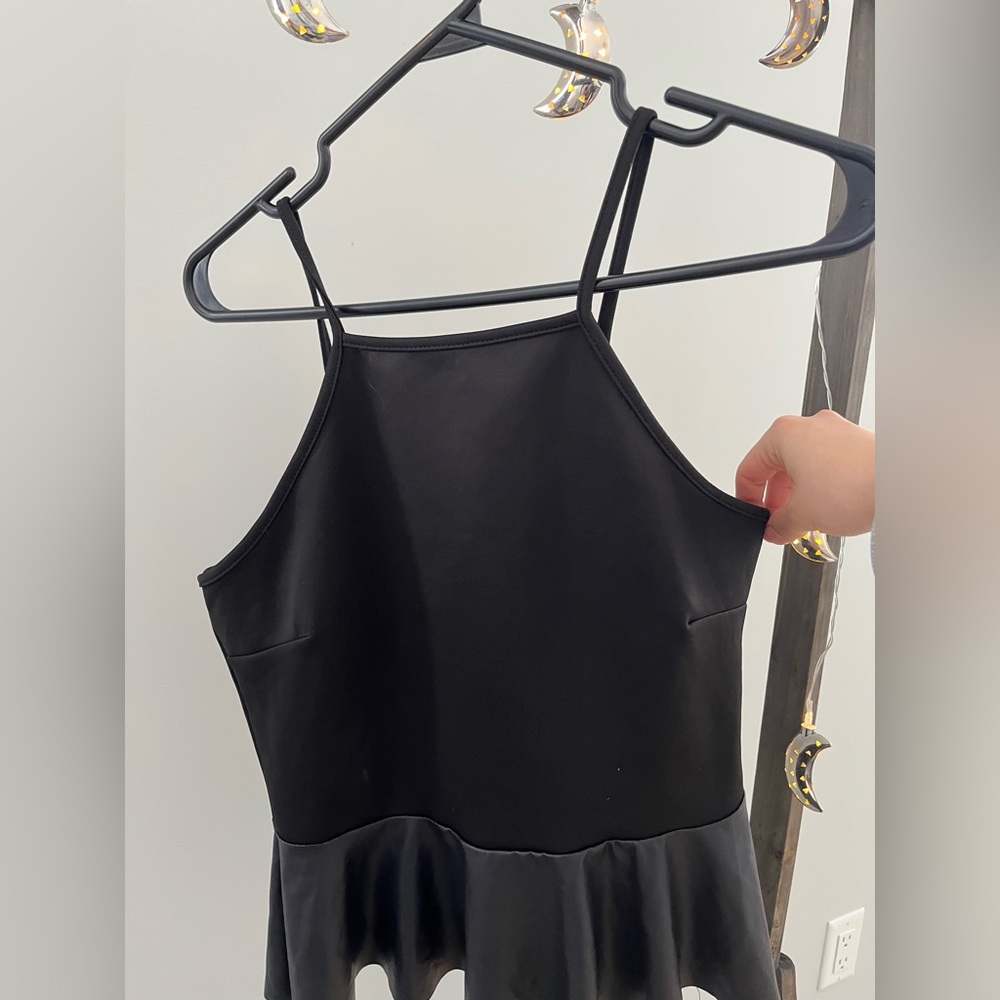 Prettiest black flared top 🖤